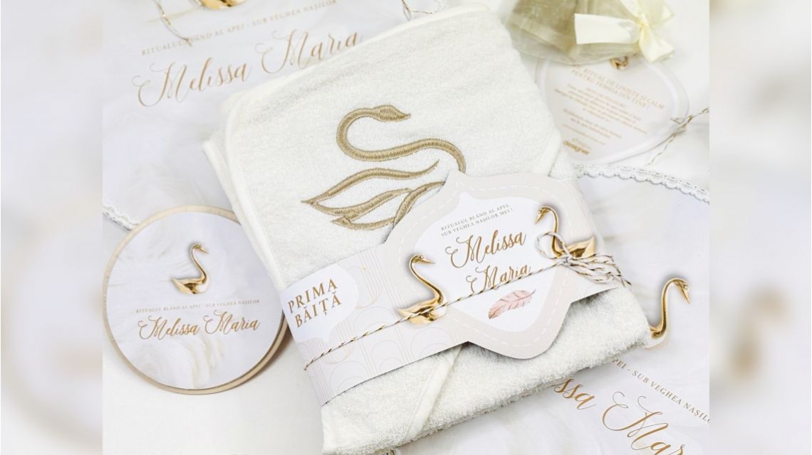 SET PRIMA BĂIȚĂ DUPĂ BOTEZ Ritualul blând al apei vegheat de nași Swan Feather 52